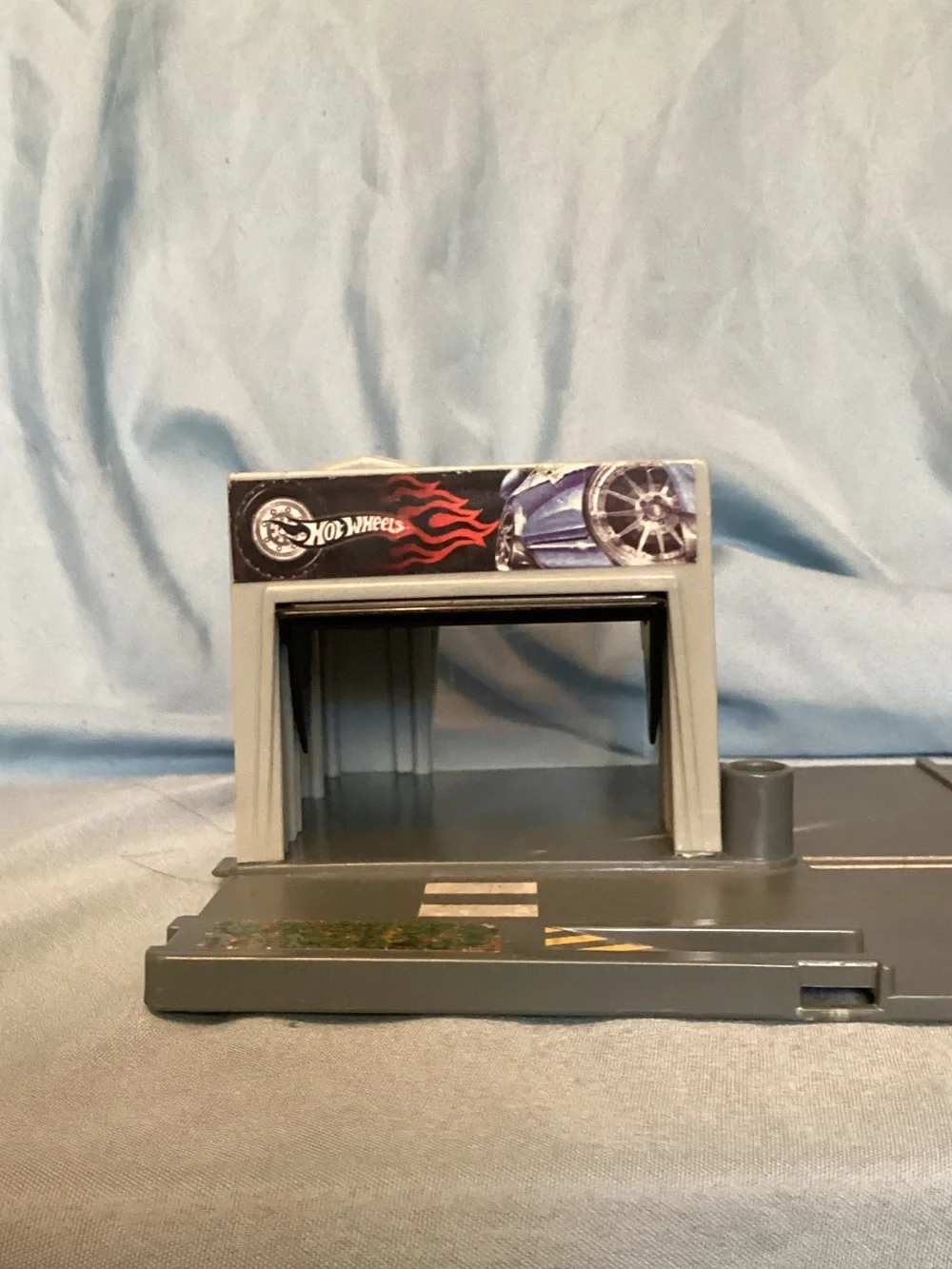 Hot Wheels 2007 Gray and Red Playset Accessory